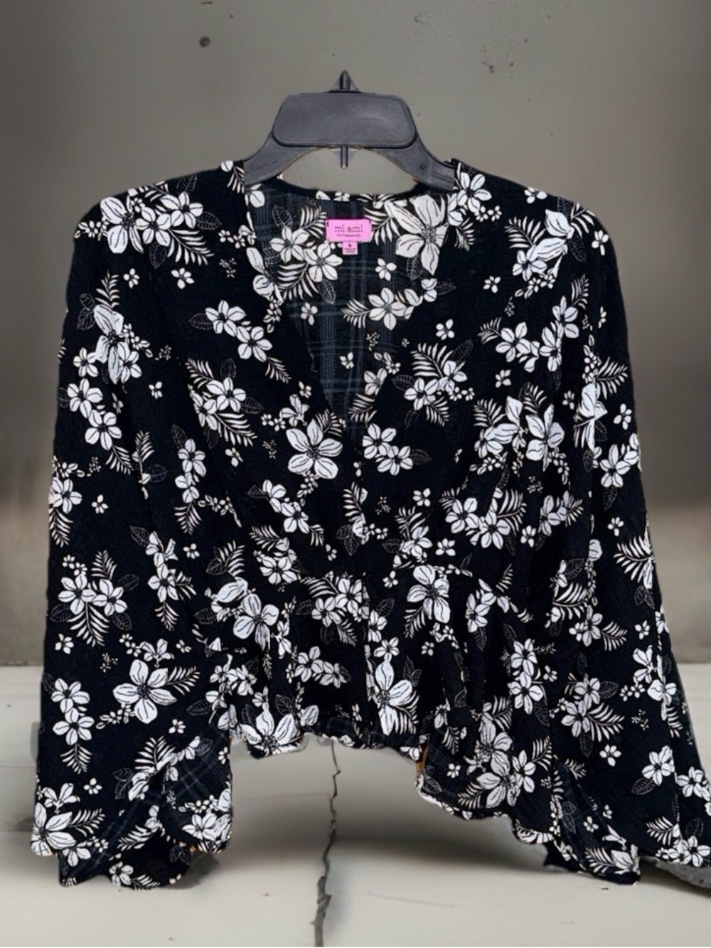 NwoT Mi Ami Women’s Black & White Floral Blouse w/Pagoda Sleeve- S - EC